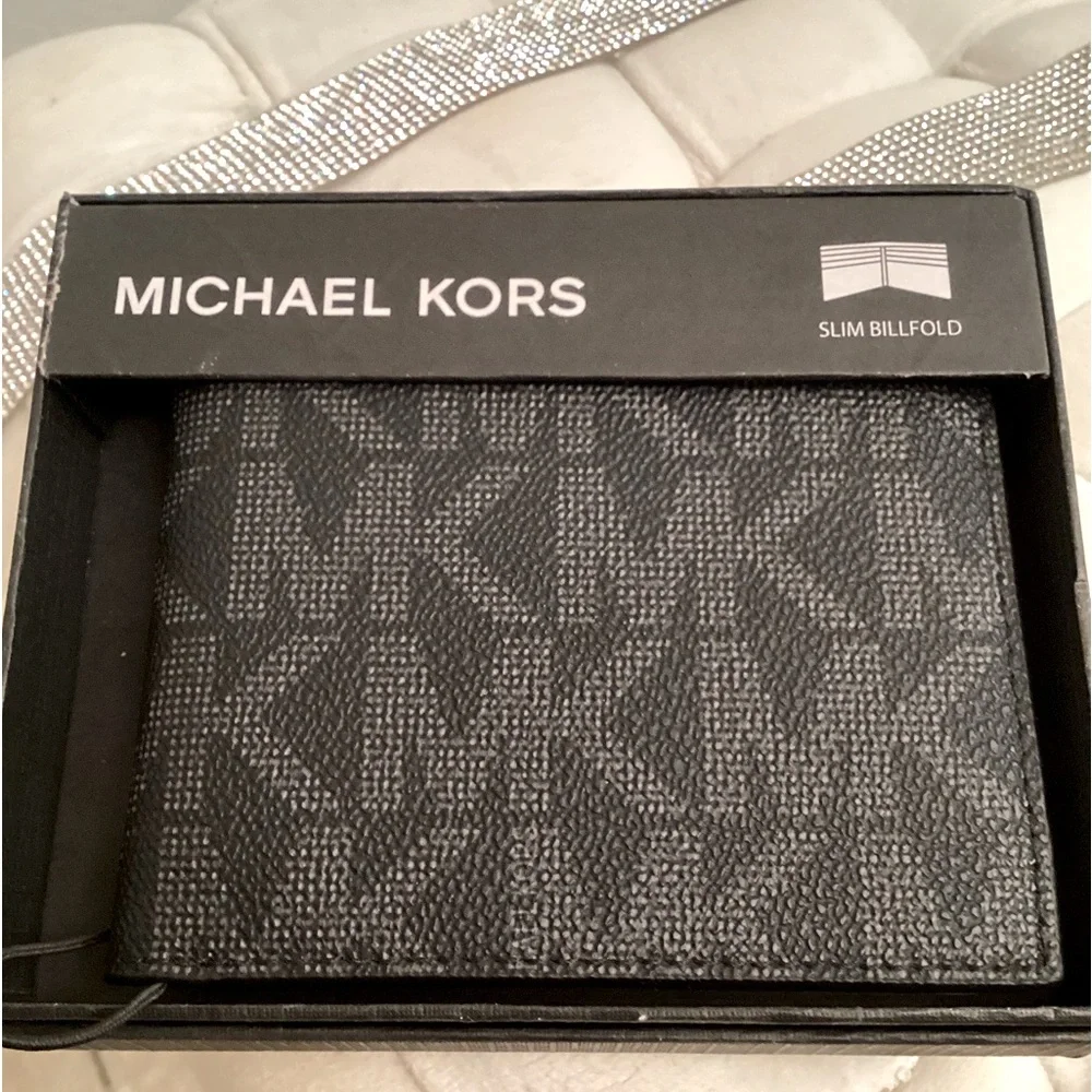 MICHAEL KORS Last one!  Great Michael kors mens wallet new